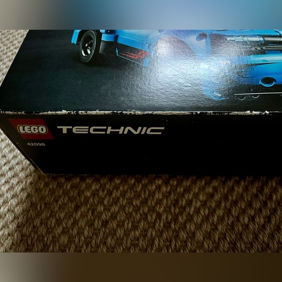 RETIRED LEGO 42098 TECHNIC Car Transporter - Picture 10 of 11